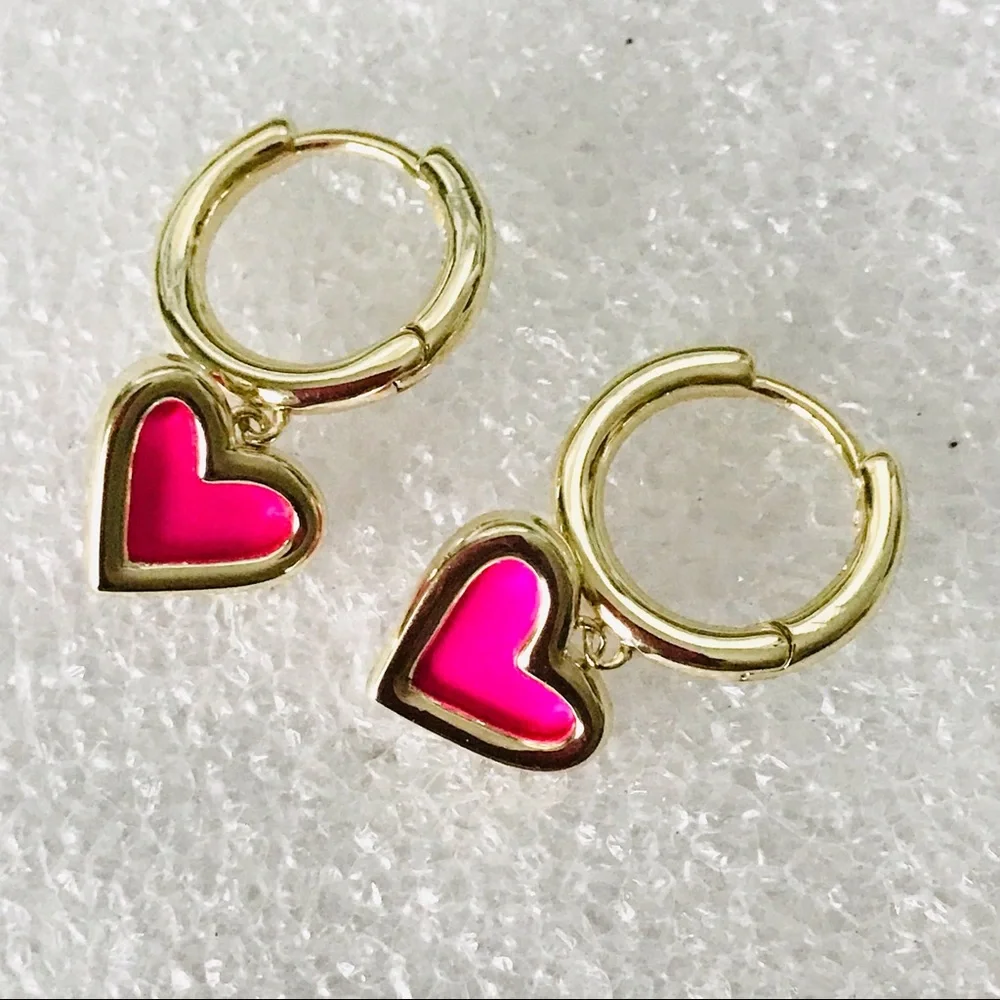 Kendra Scott Ari Heart Huggie Magenta Magnesite Earrings Gold Plated - Picture 4 of 7